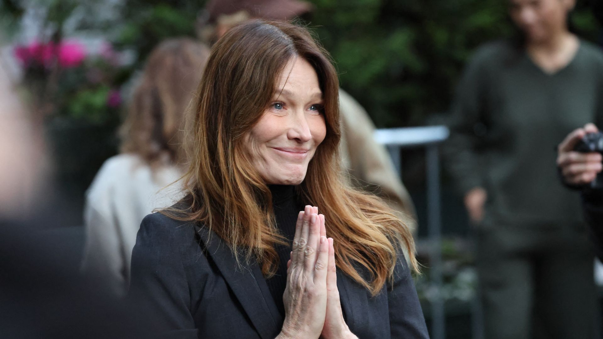 Carla Bruni se despide desolada de su marido, Nicolas Sarkozy