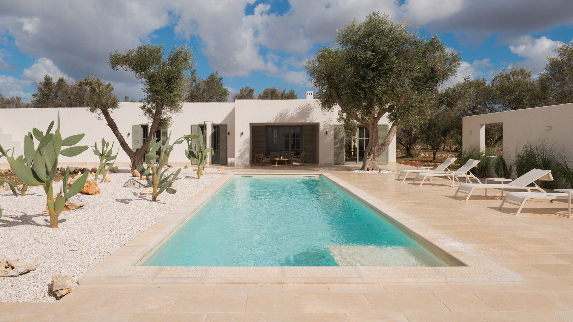 Villa mediterranea con piscina y olivos 