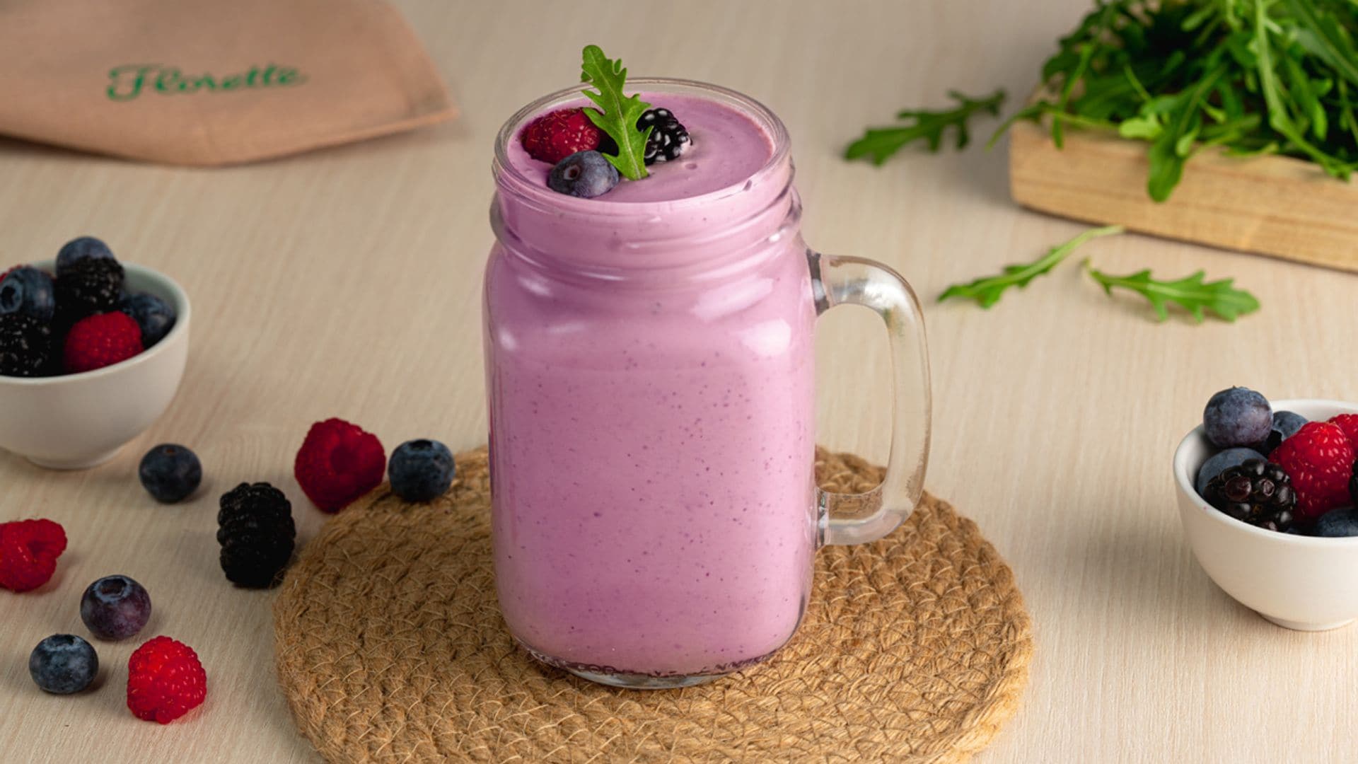 'Smoothie' de frutos rojos, rúcula y jengibre