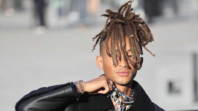 Plano medio de Jaden Smith en el Louvre durante la Semana de la Moda de París en 2024