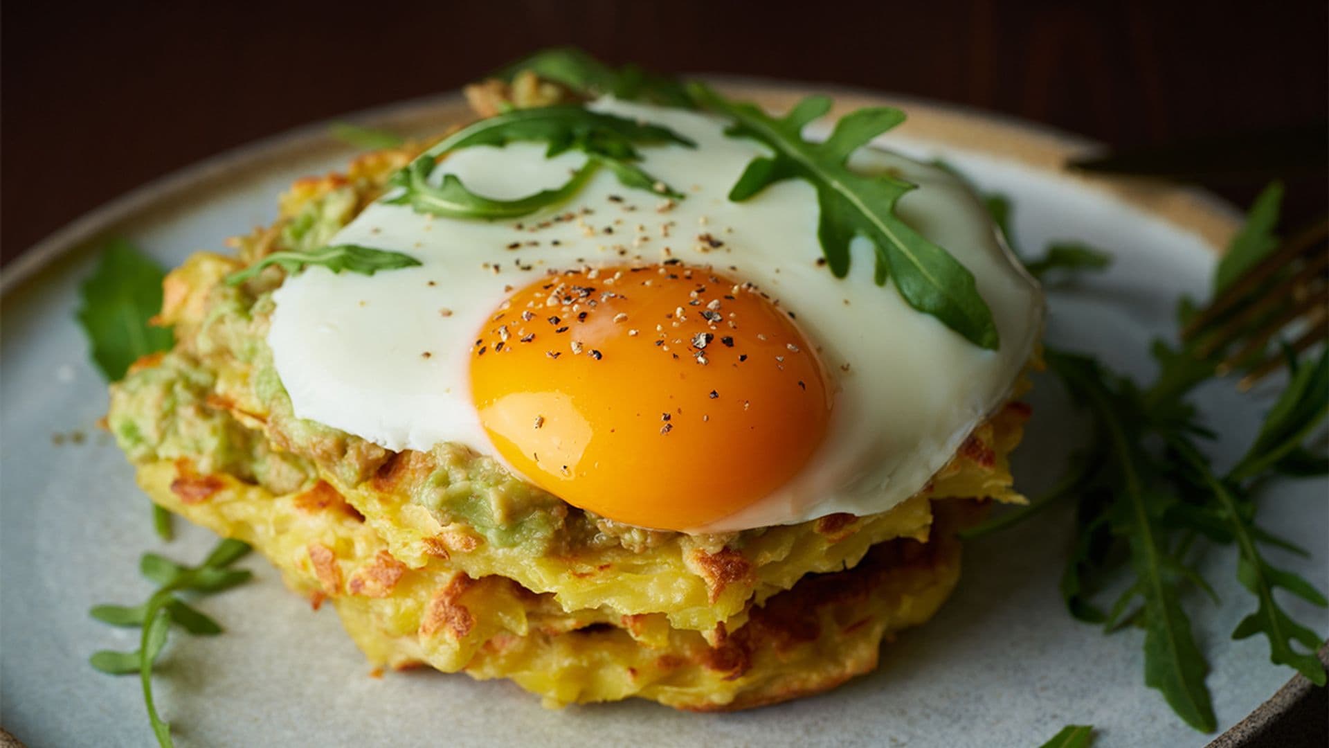 Gofres con puré de aguacate y huevo frito sin aceite