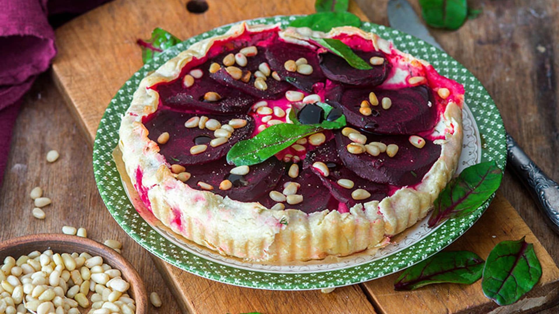 Tarta salada de remolacha con queso de cabra y piñones