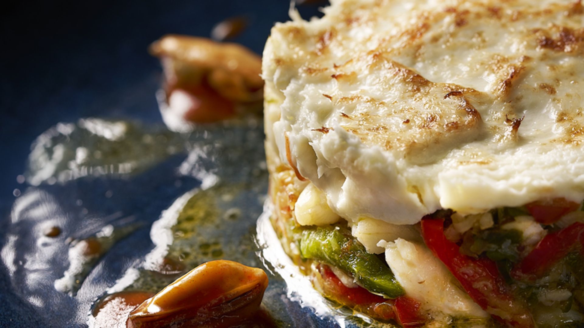 Skrei con pimientos, su brandada gratinada y salteado de mejillones