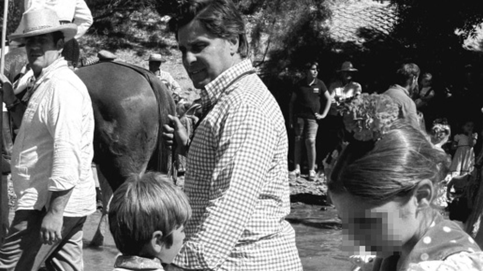 De padres a hijos: los niños de Lourdes Montes y Fran Rivera viven un Rocío lleno de tradición, emoción y muchos volantes