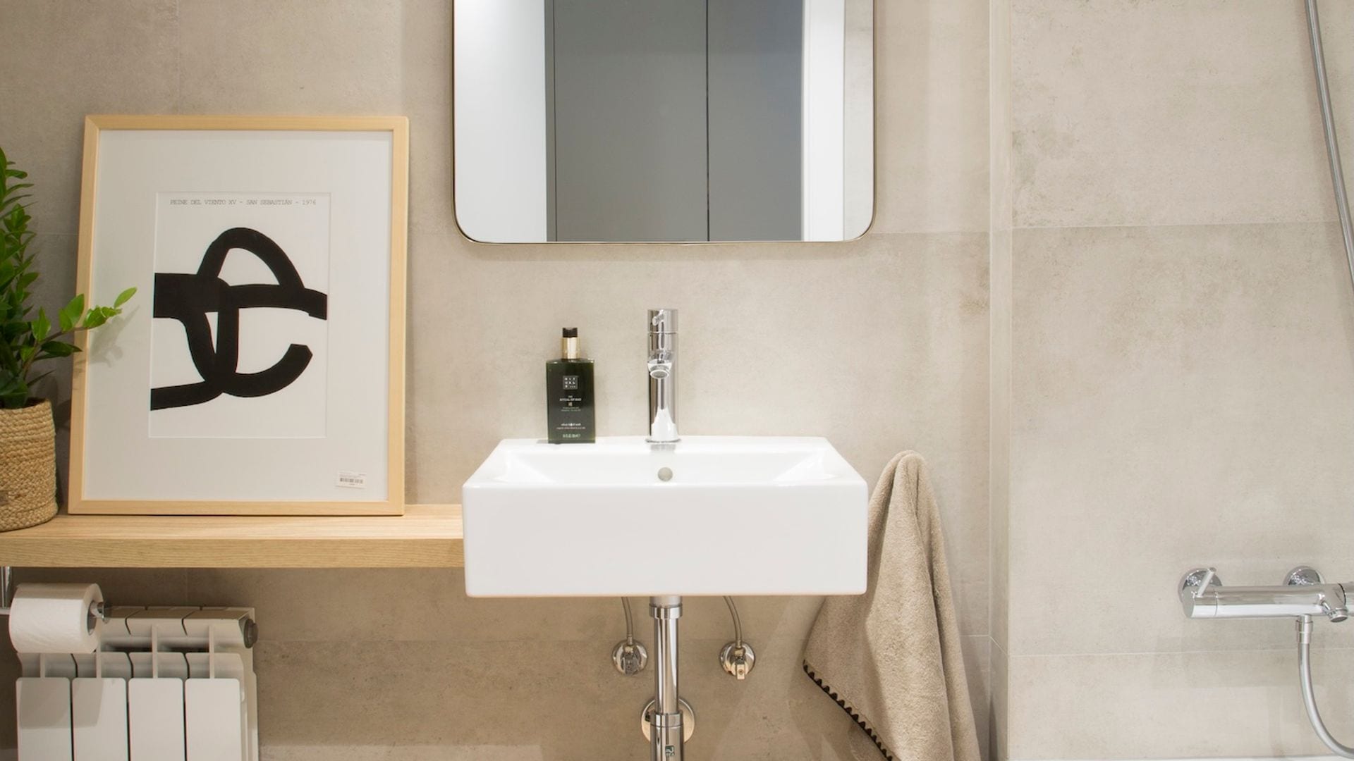 Baño pequeño con azulejos grandes.  