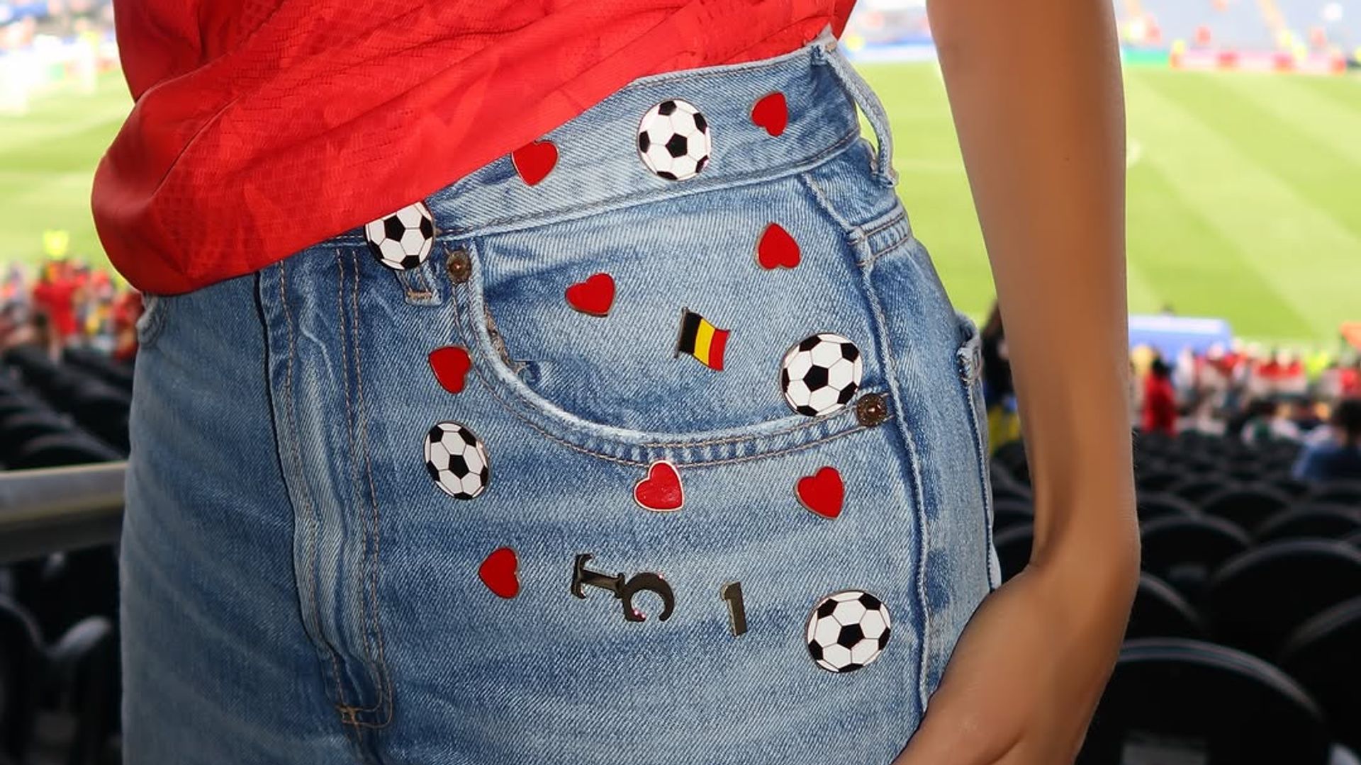 Claudia Rodríguez, novia de Cucurella, arrasa con vaqueros personalizados del Mundial 2026: "El fútbol es la inspiración, pero interpretado de una forma personal y creativa"