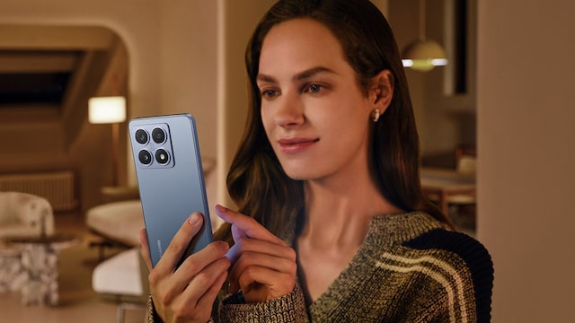 Una chica usando el Xiaomi 14 T Pro