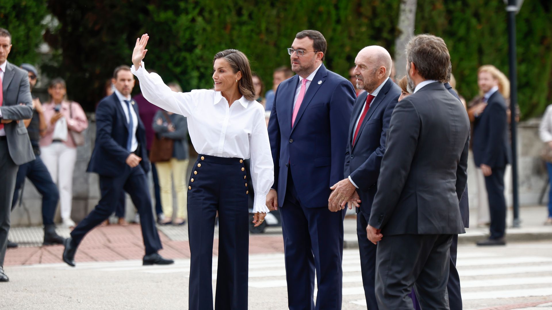 La reina Letizia, recibida a lo grande en su colegio de Oviedo para inaugurar el curso escolar 40 años después