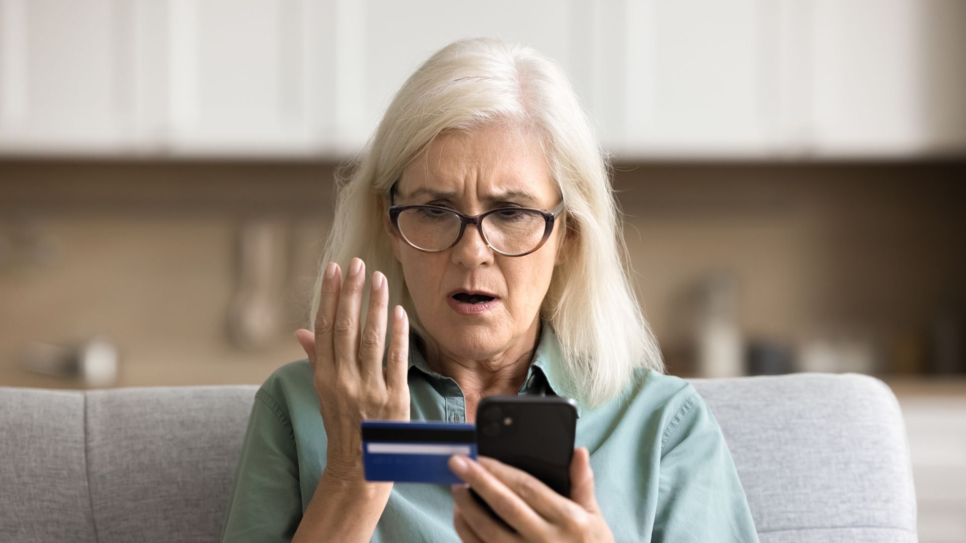 La Policía Nacional alerta de una nueva estafa en la que los delincuentes clonan la voz de un familiar para pedir dinero con urgencia