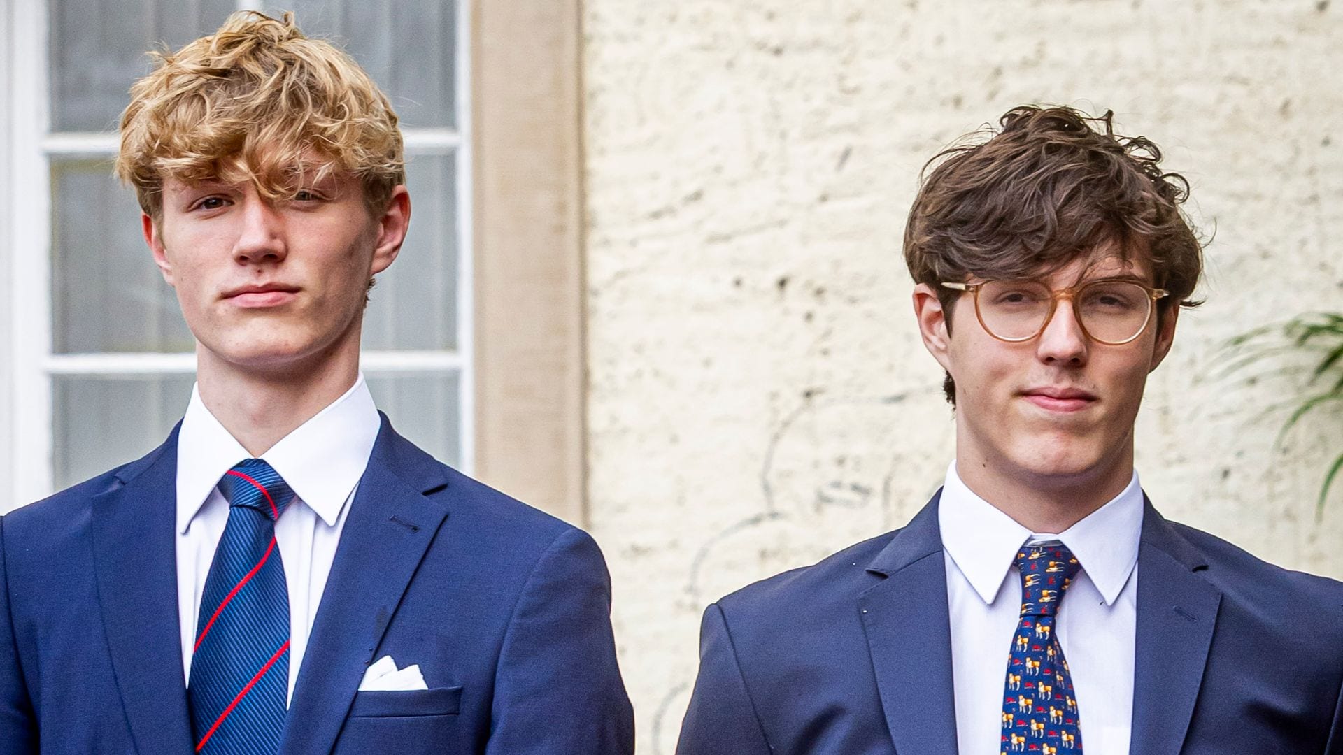 Noah y Gabriel (con gafas) de Luxemburgo en la entronización de su tío Guillermo