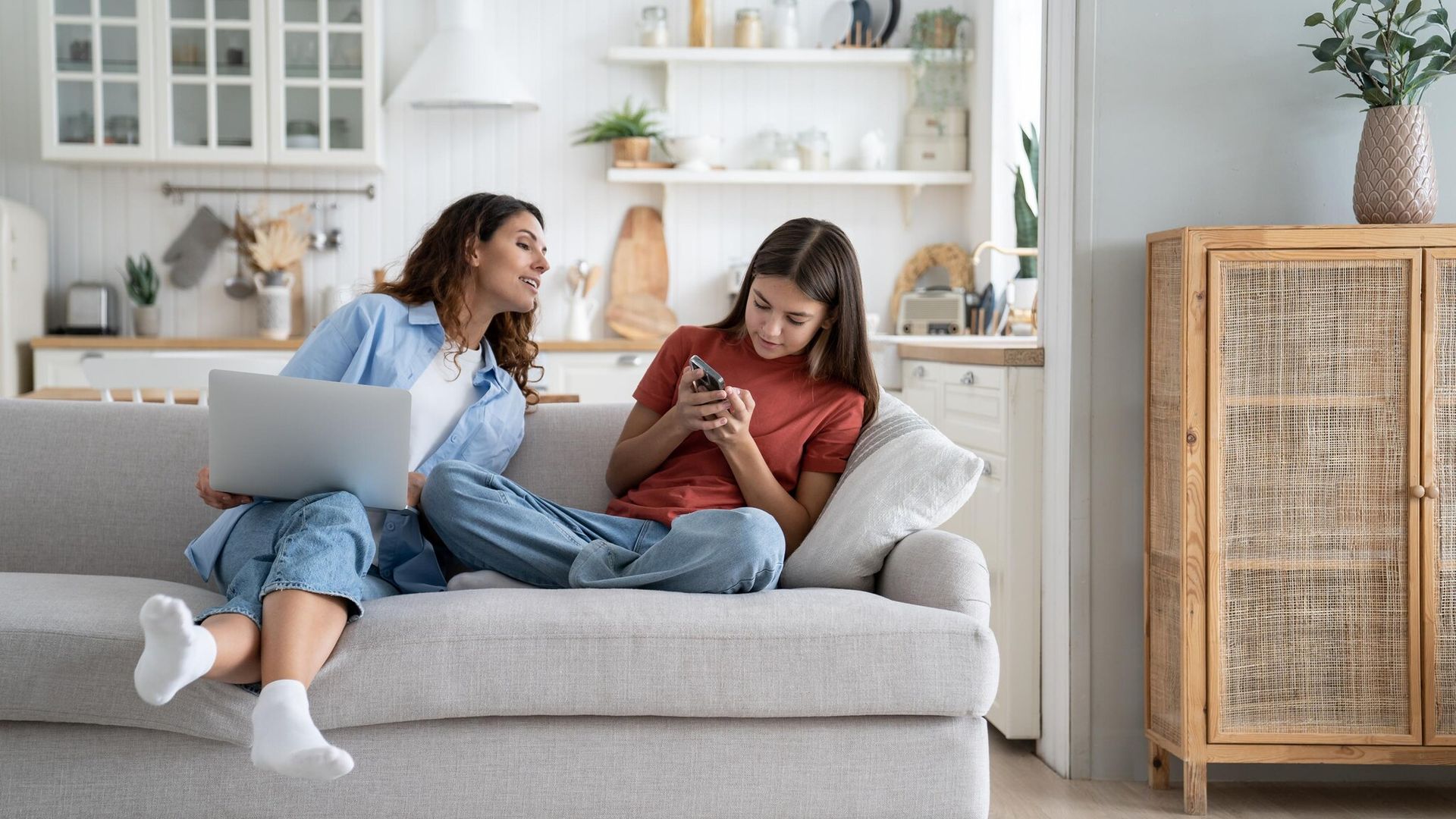 ‘¿Debo seguir a mi hijo en redes sociales?’