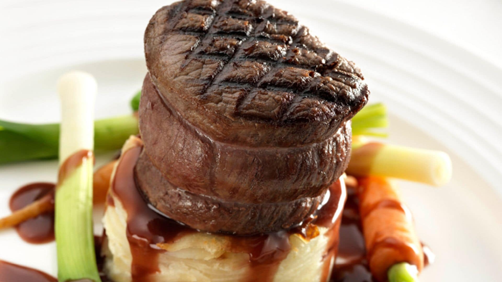Turnedó de ternera en salsa sobre pastel de patata con verduras