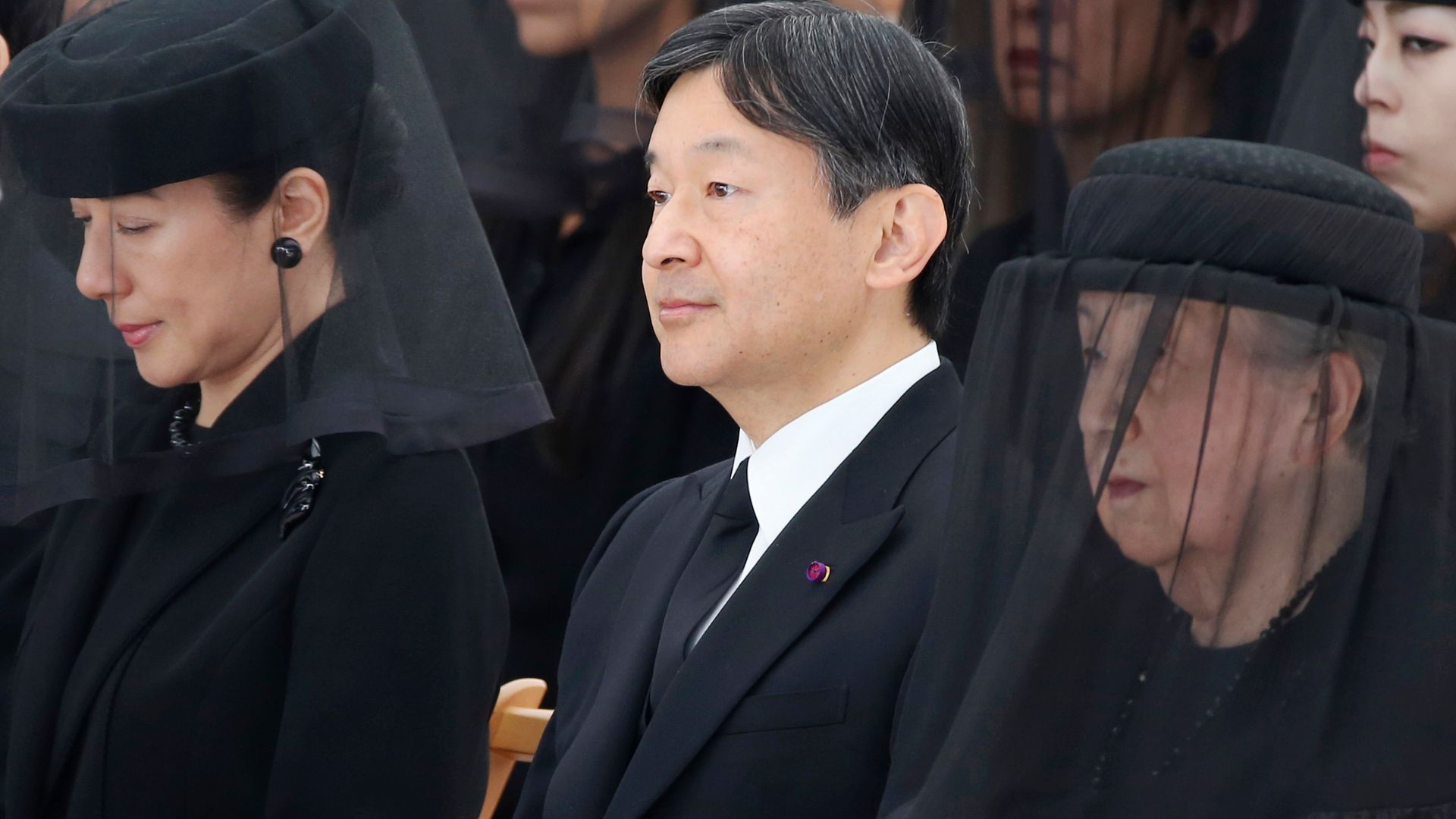 Plano medio de Naruhito de Japón con las princesas Masako y Yuriko en un funeral