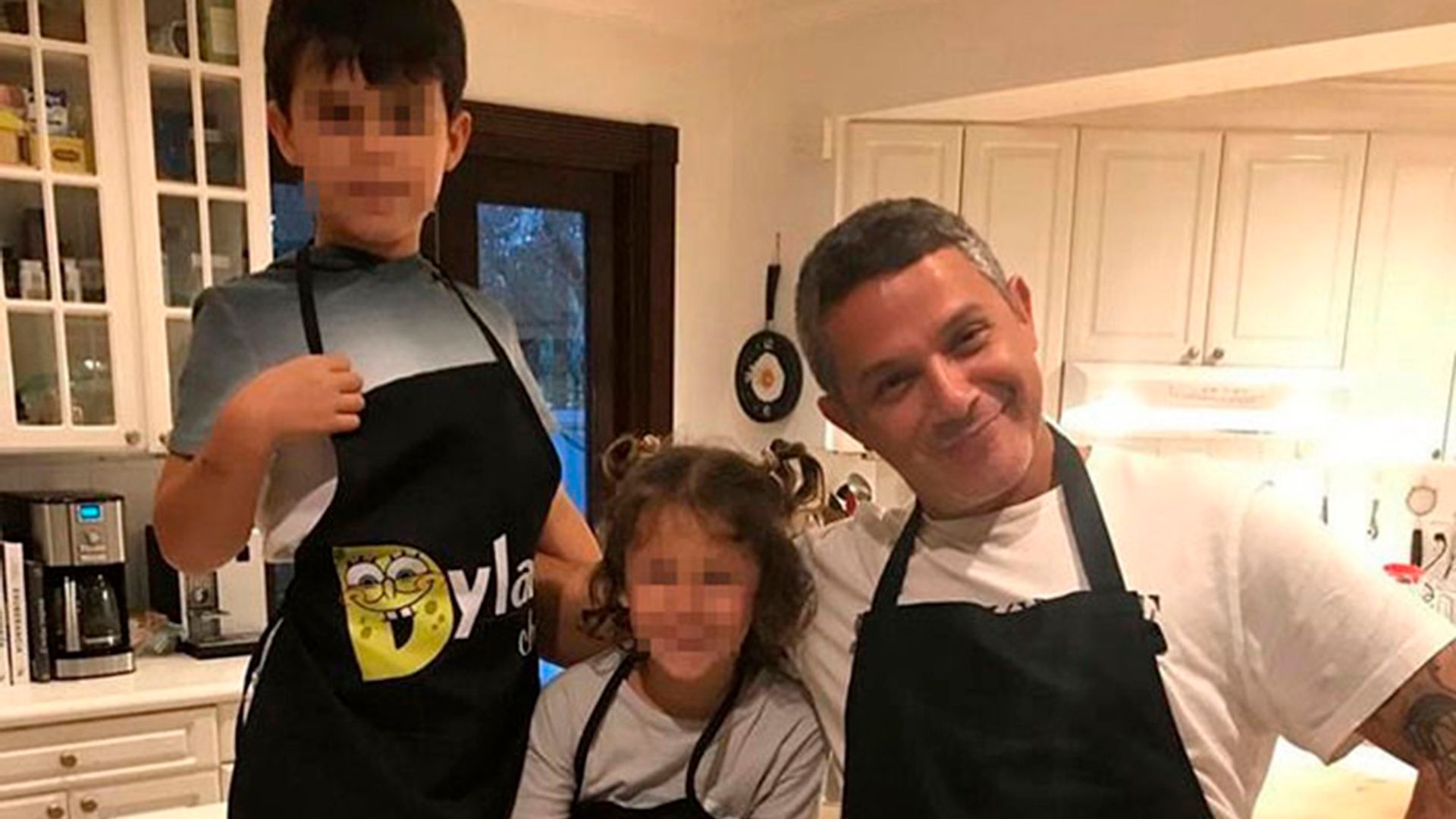Alejandro Sanz sopla las velas junto a sus hijos mientras Rachel Valdés graba el emotivo momento