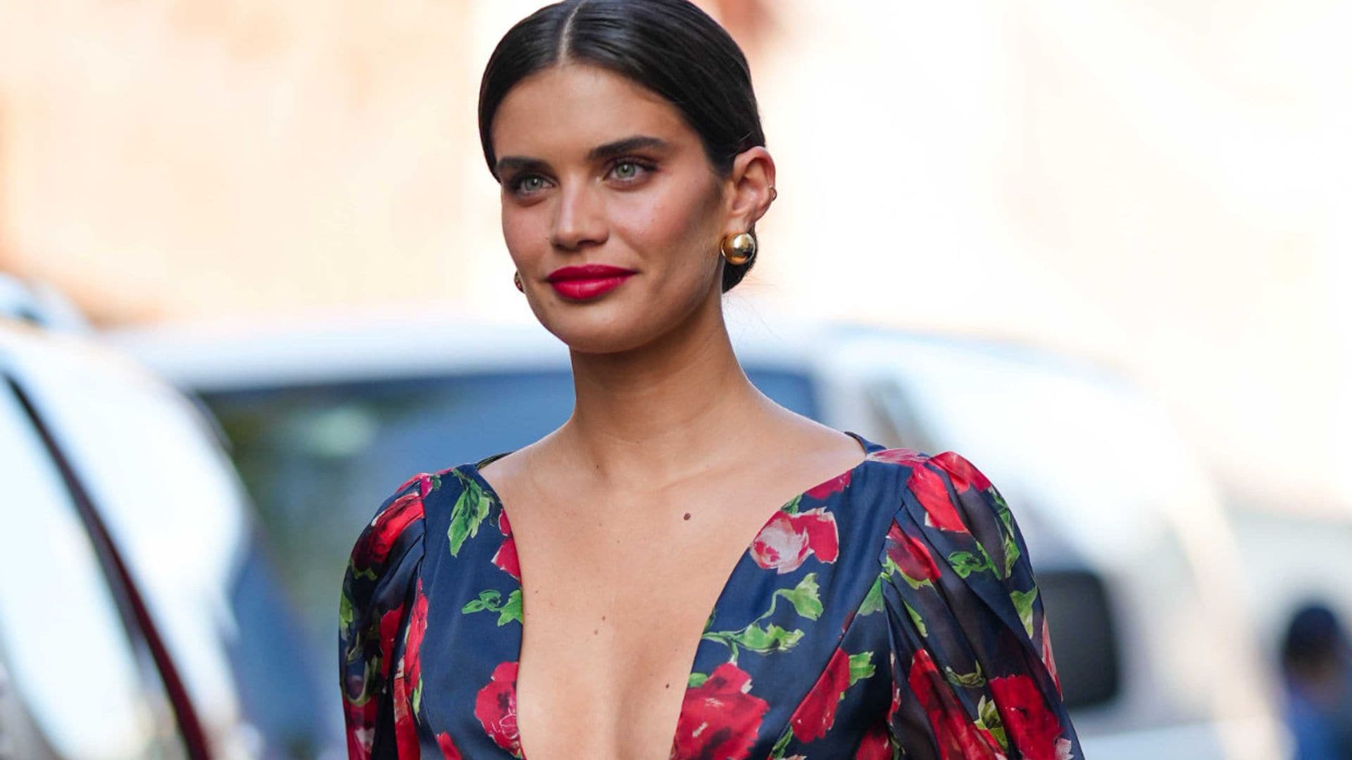 De Sara Sampaio a Rocío Crusset: el superpoder del labial rojo que todas llevan en otoño