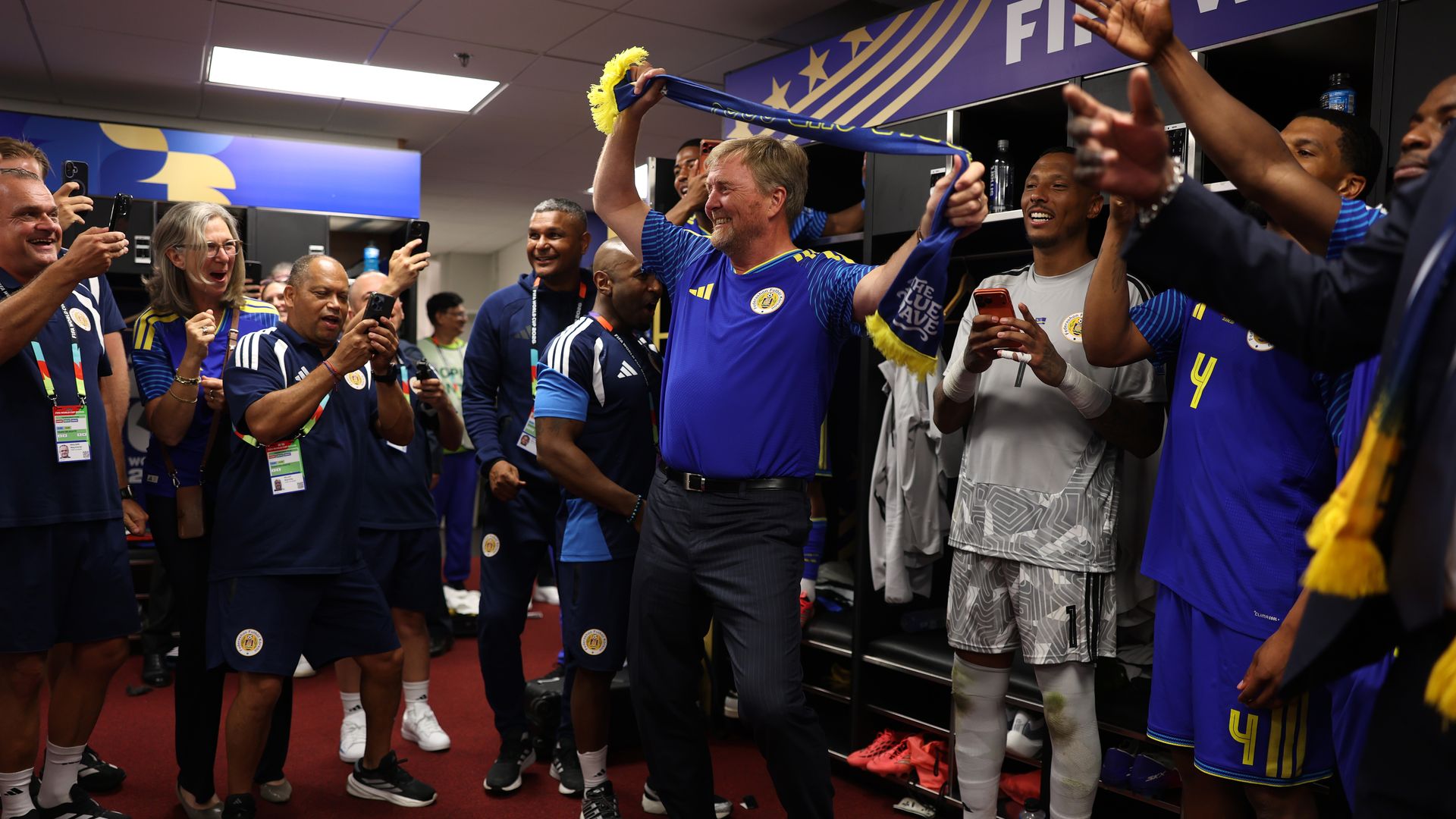 El rey Guillermo de Holanda celebra el empate de Curaçao ante Ecuador en el Mundial, en el encuentro celebrado en Kansas