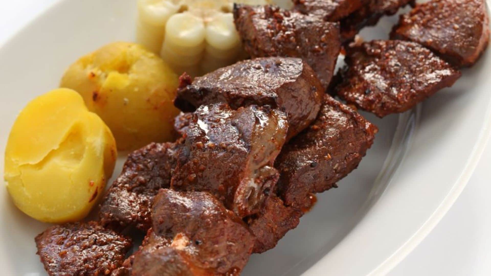 Anticuchos con ají de huacatay