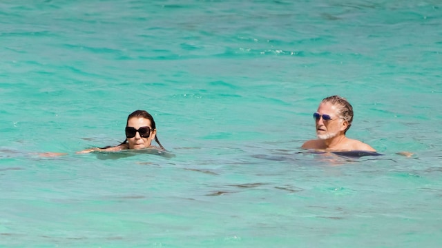 Mar Flores bañándose en el mar con Elías Sacal