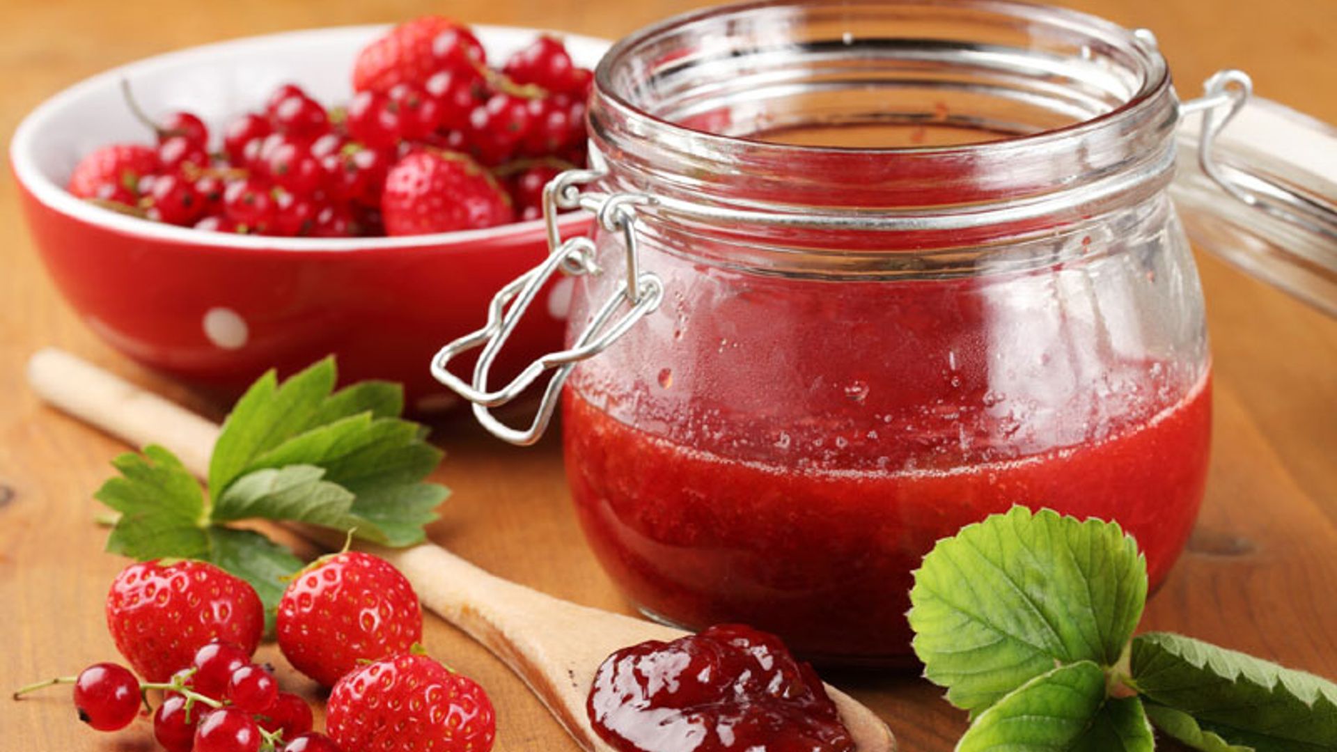 Mermelada de fresas y grosellas