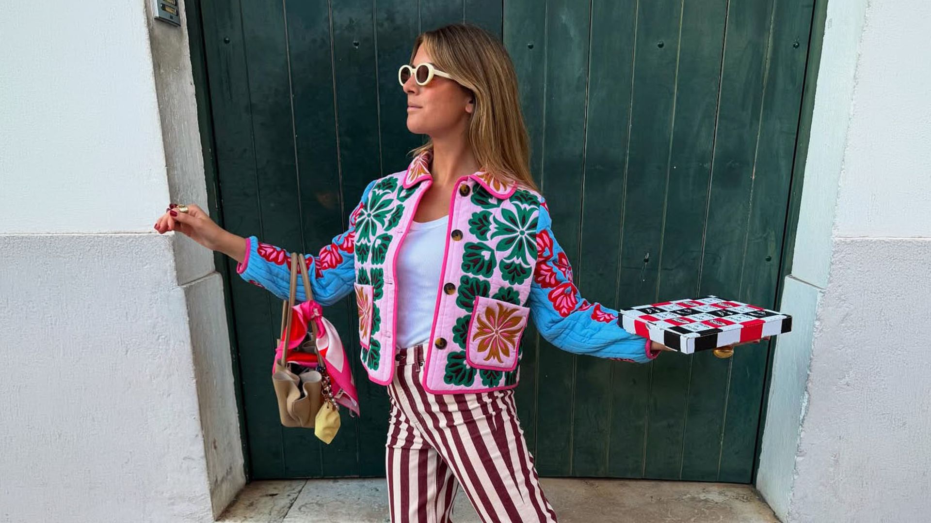 Blusa de flores y pantalón de rayas, la combinación inesperada y elegante que mezcla los estampados de tendencia del verano