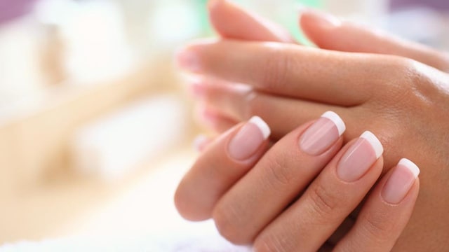 manicura francesa en blanco