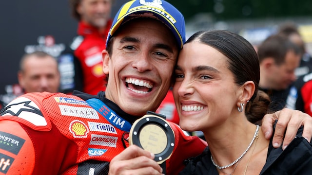 Marc Marquez y Gemma Pinto celebrando el triunfo en el MotoGP de Alemania