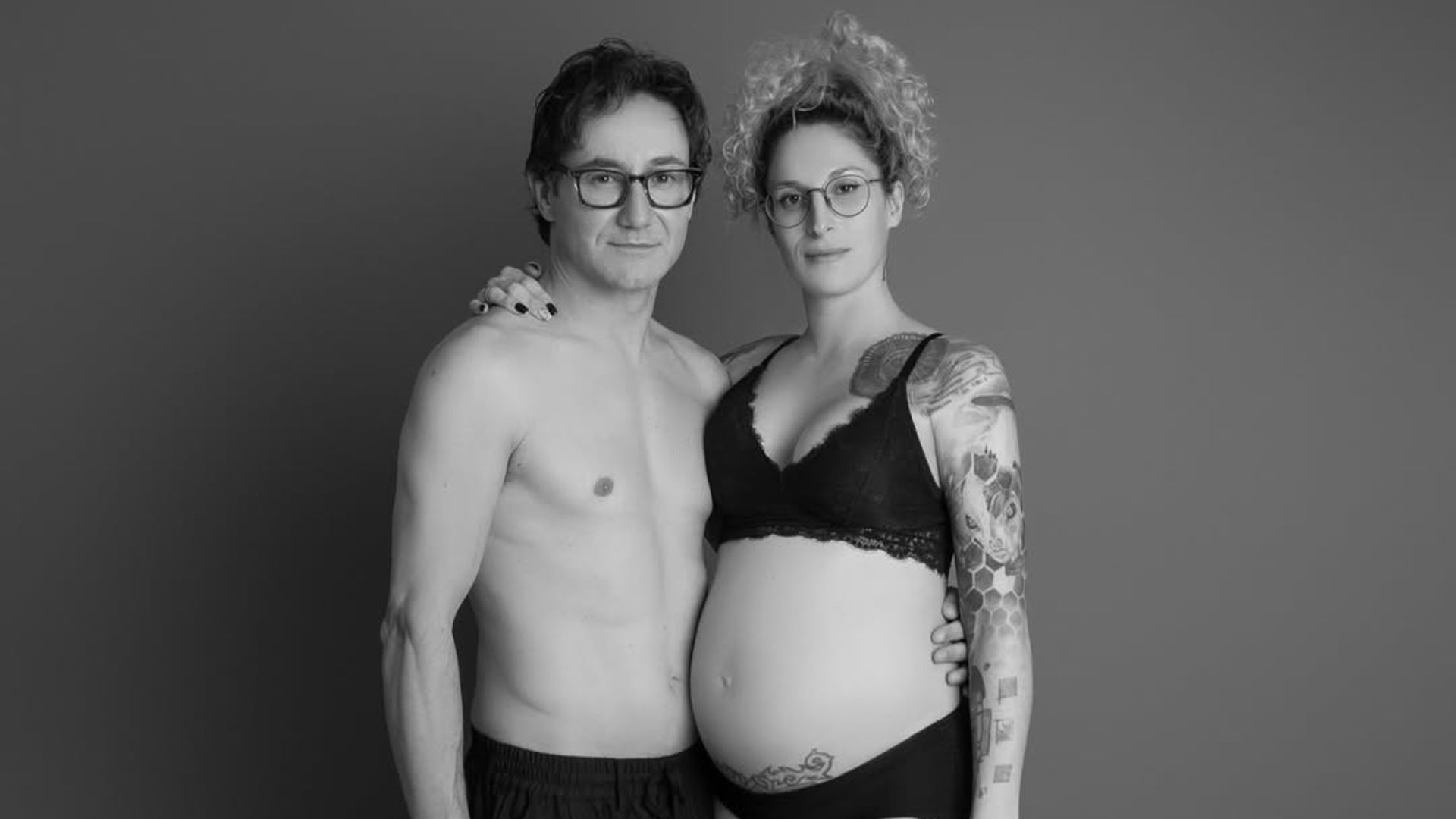 El actor Carlos Santos anuncia que espera su primer hijo junto a su mujer