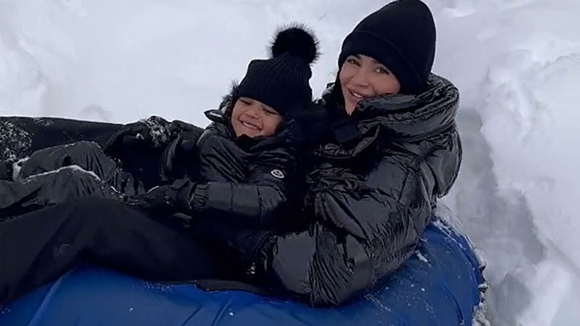 ¡Como nunca la habíamos visto! Kylie Jenner y su hija, momentos de pánico y diversión lanzándose en trineo