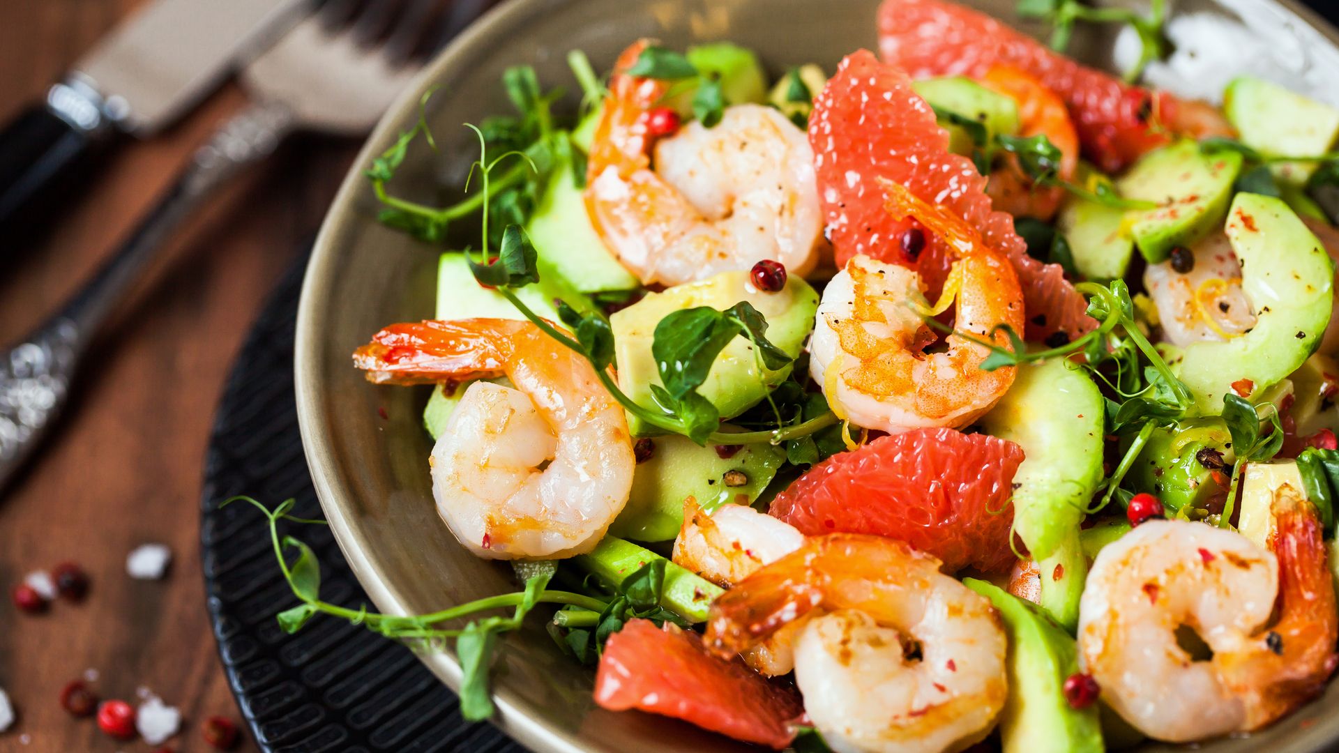 Ensalada de gambas, pomelo y aguacate