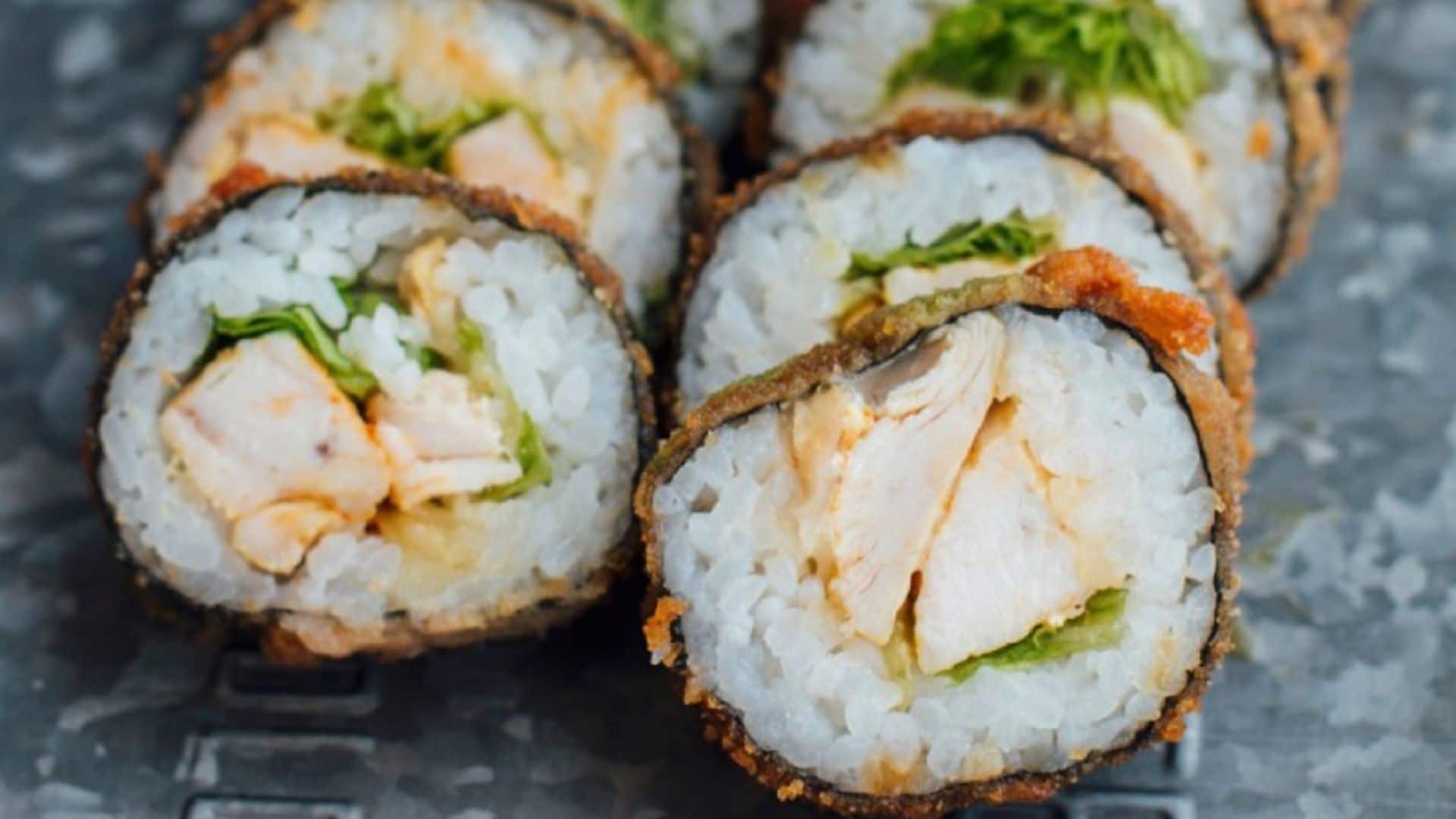 Maki sushi en tempura de pollo y lechuga