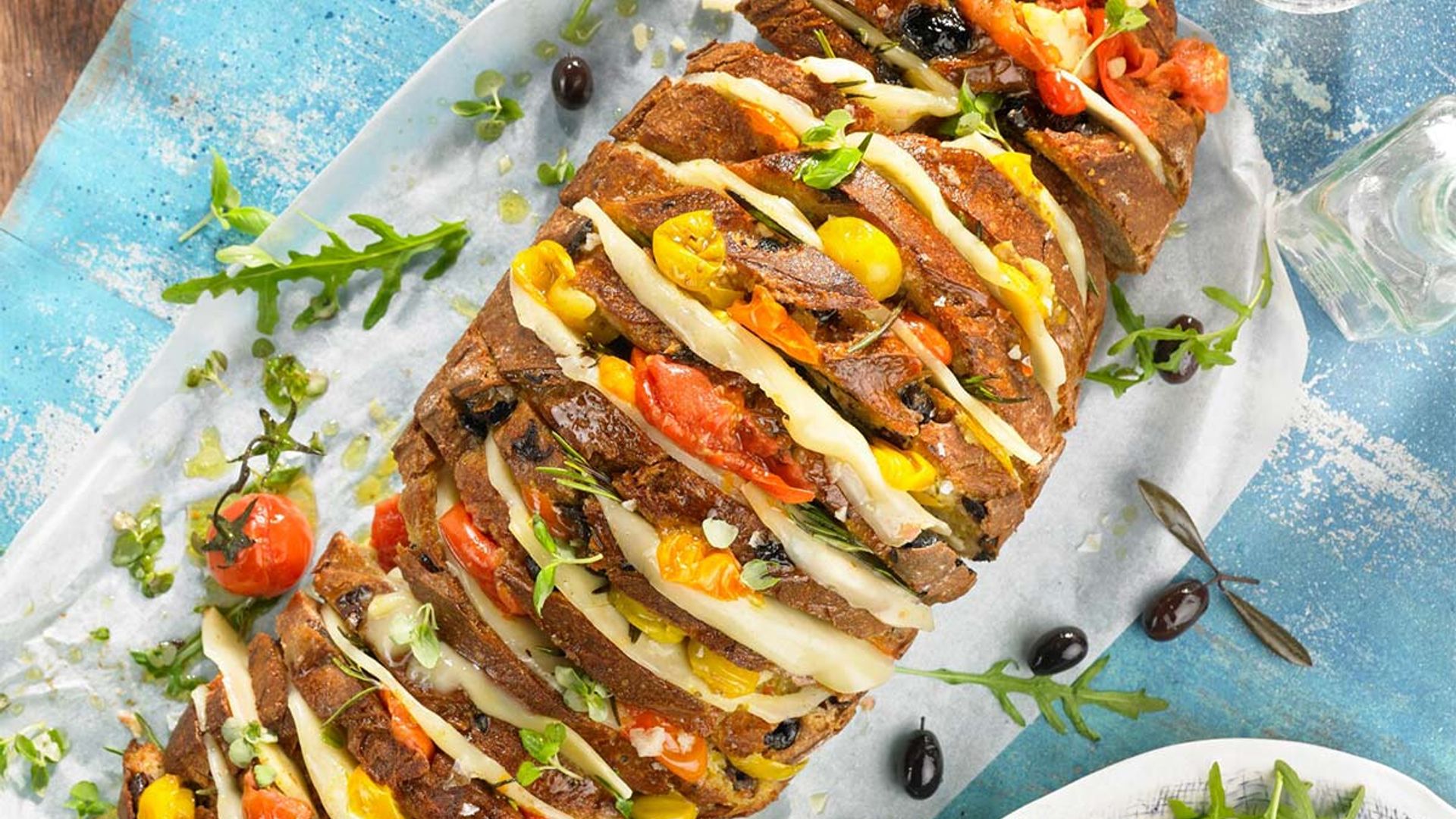 Pan de olivas relleno de provolone y tomatitos