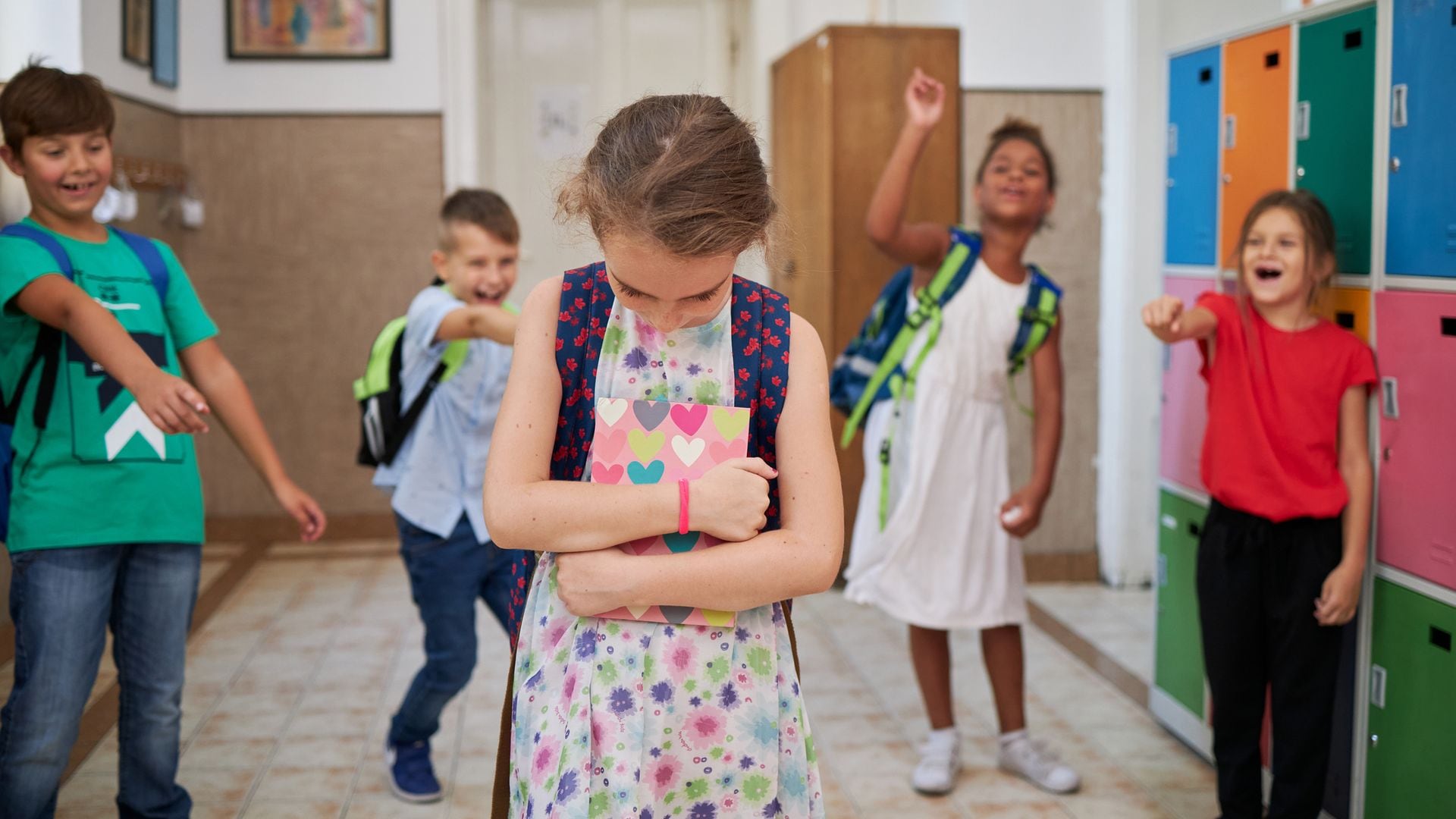 Hablamos con la escritora Lucía Serrano sobre cómo evitar que los niños se burlen de otros