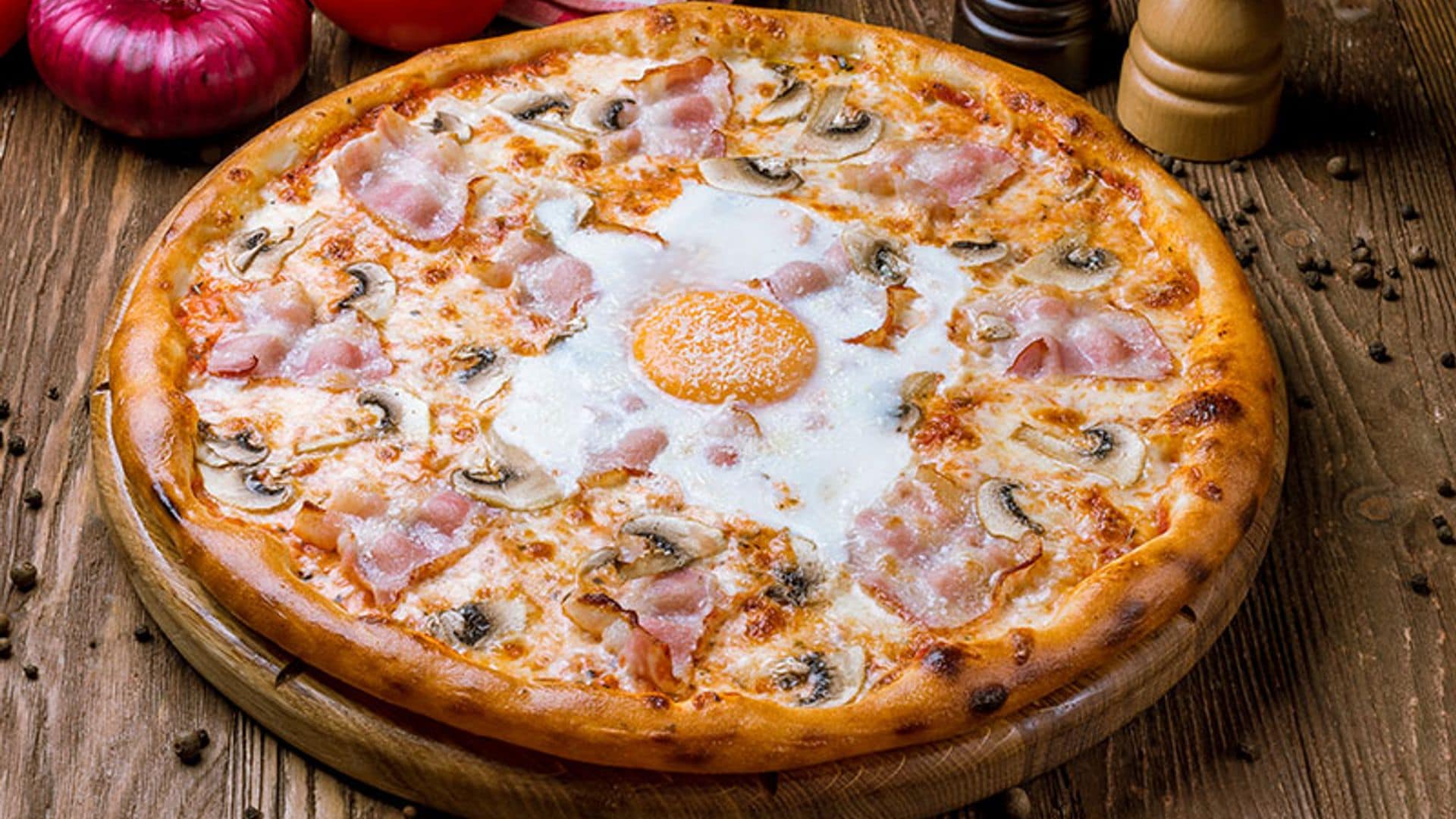 Pizza carbonara con huevo