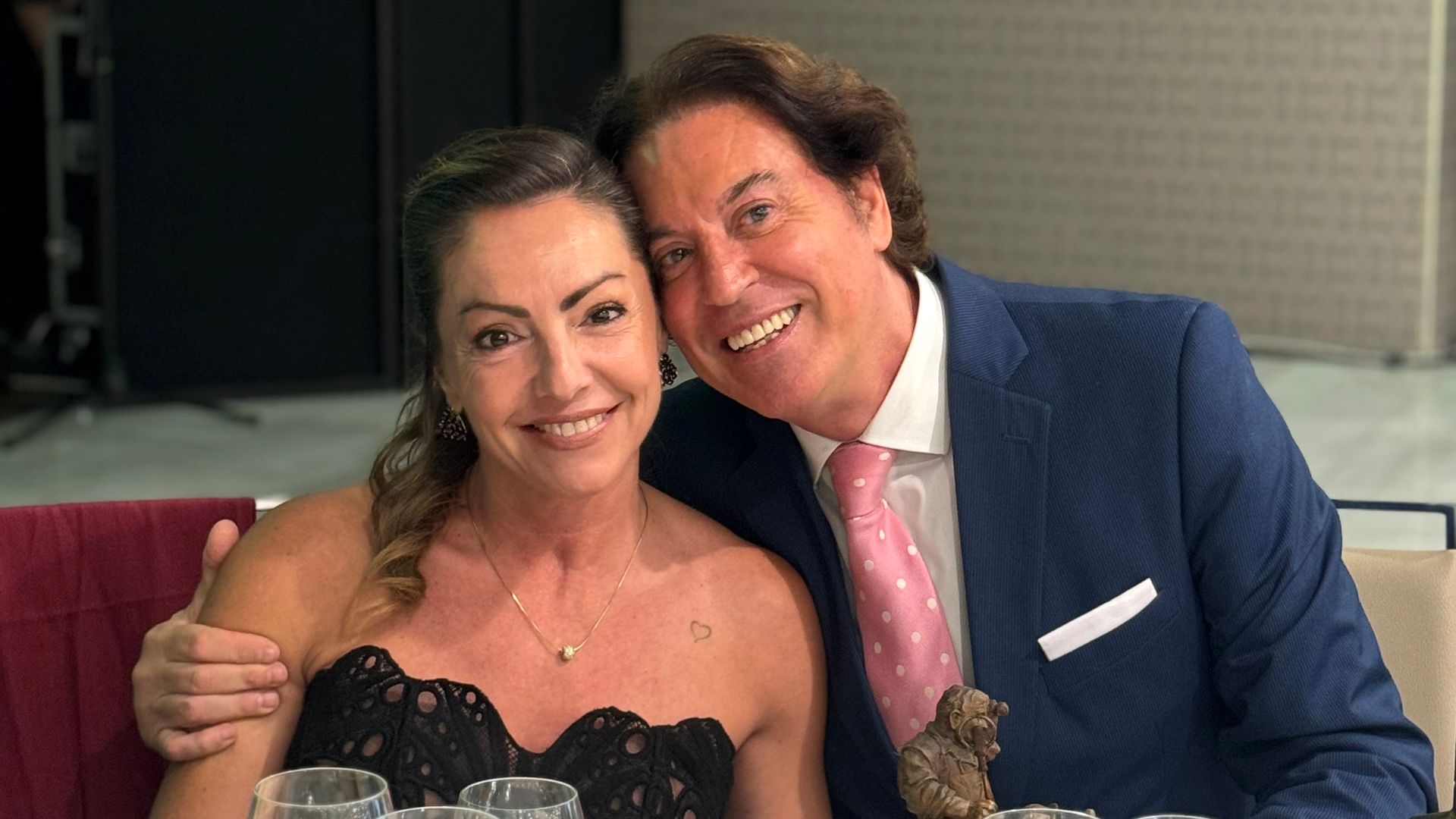 Pipi Estrada y su novia durante la gala de entrega de los Premios Sancho Panza, a 28 de junio de 2026, en Madrid