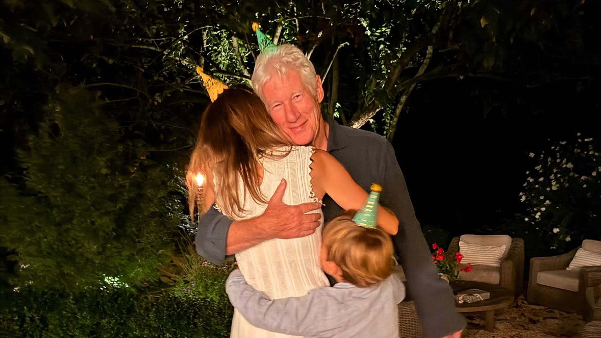 El benjamín de la casa se suma al abrazo familiar para celebrar el 77º cumpleaños de Richard Gere
