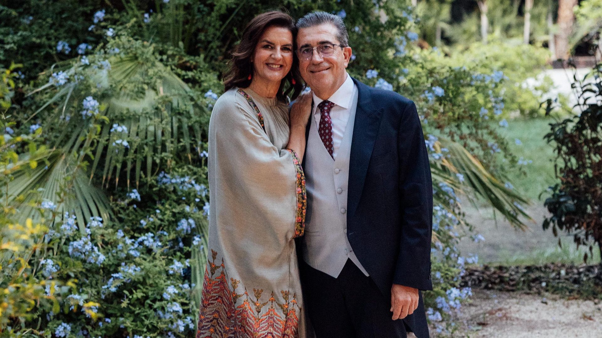 Madre de la novia con look gris con motivos geométricos boda en Alicante