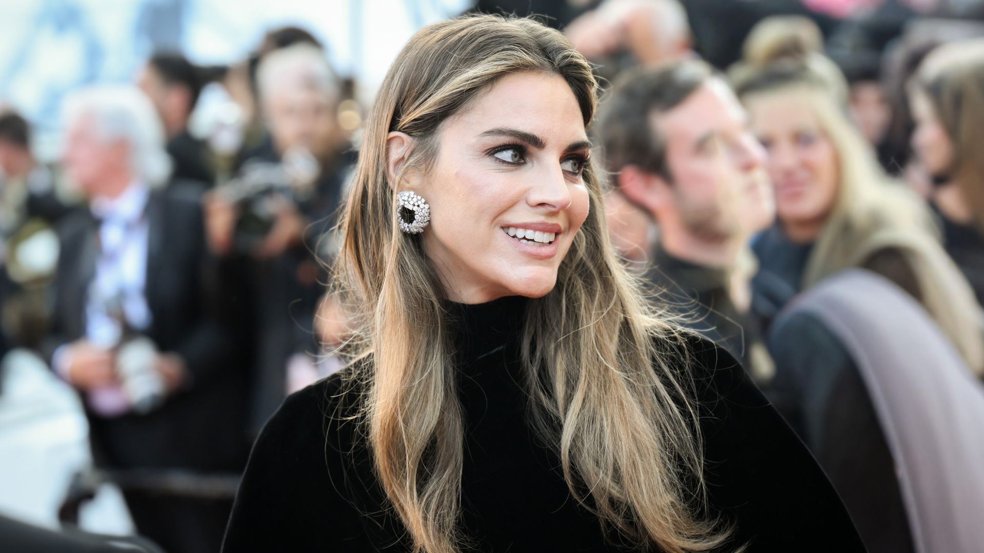 Amaia Salamanca impacta en la noche final de Cannes con un dramático look de terciopelo, pedrería y guantes largos