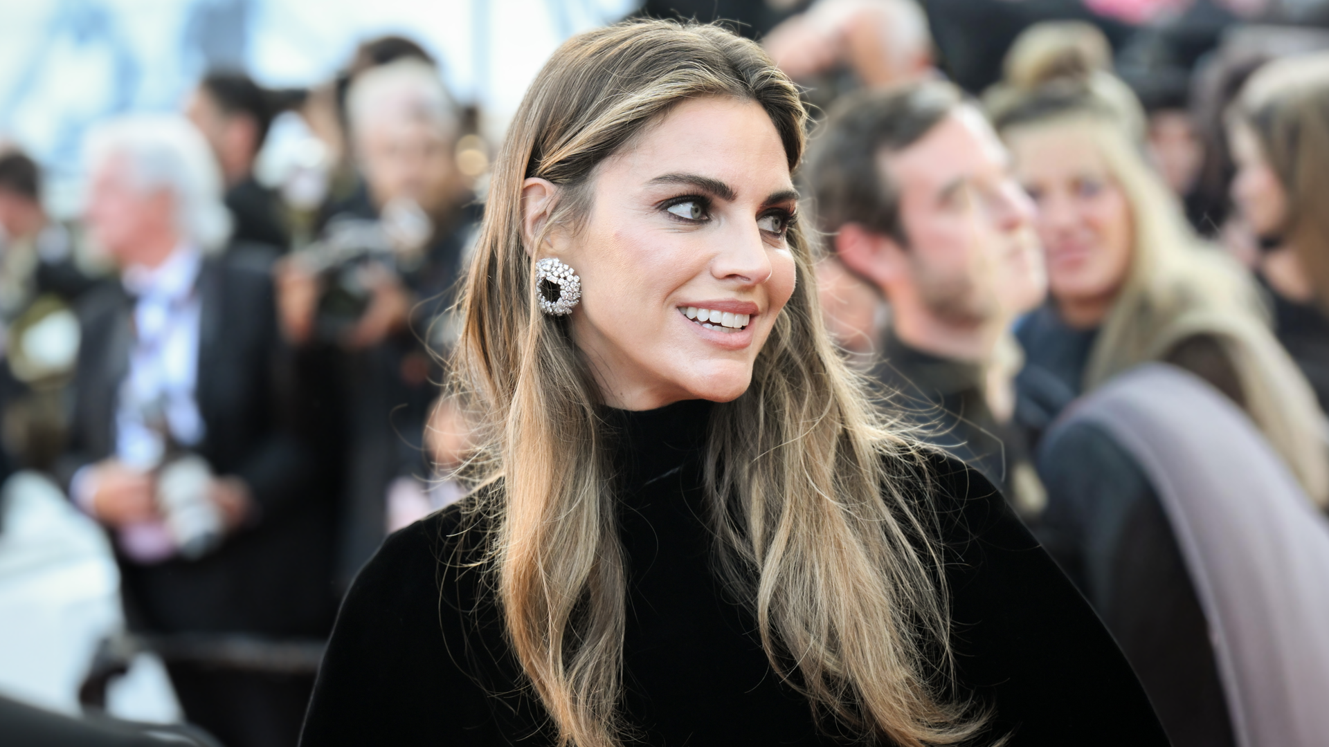 Amaia Salamanca impacta con un look de terciopelo y pedrería
