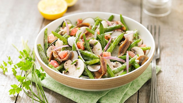 Ensalada de judías con champiñones y anchoas
