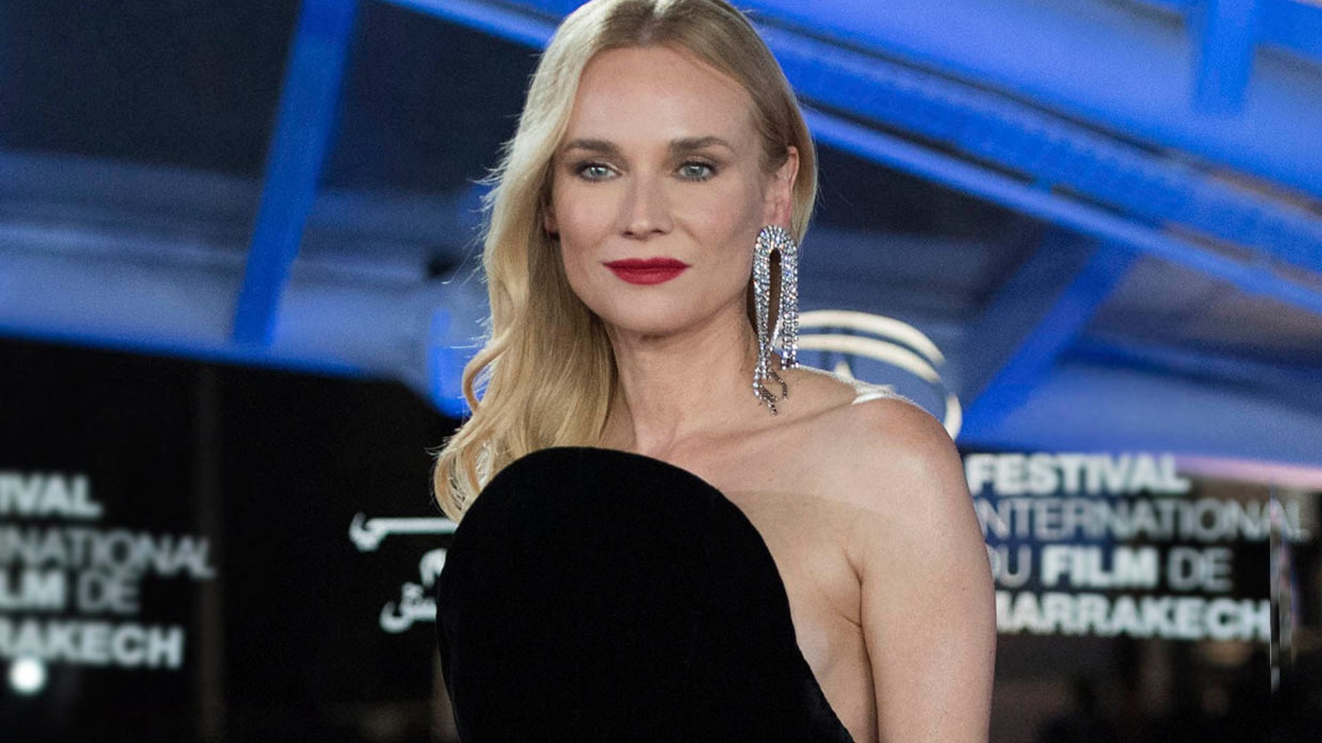 Nueve peinados de pelo suelto para invitadas inspirados en las actrices y modelos