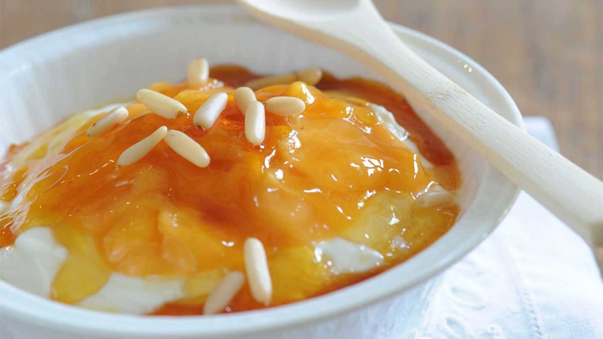 Crema de queso y yogur con 'coulis' de melocotón y piñones