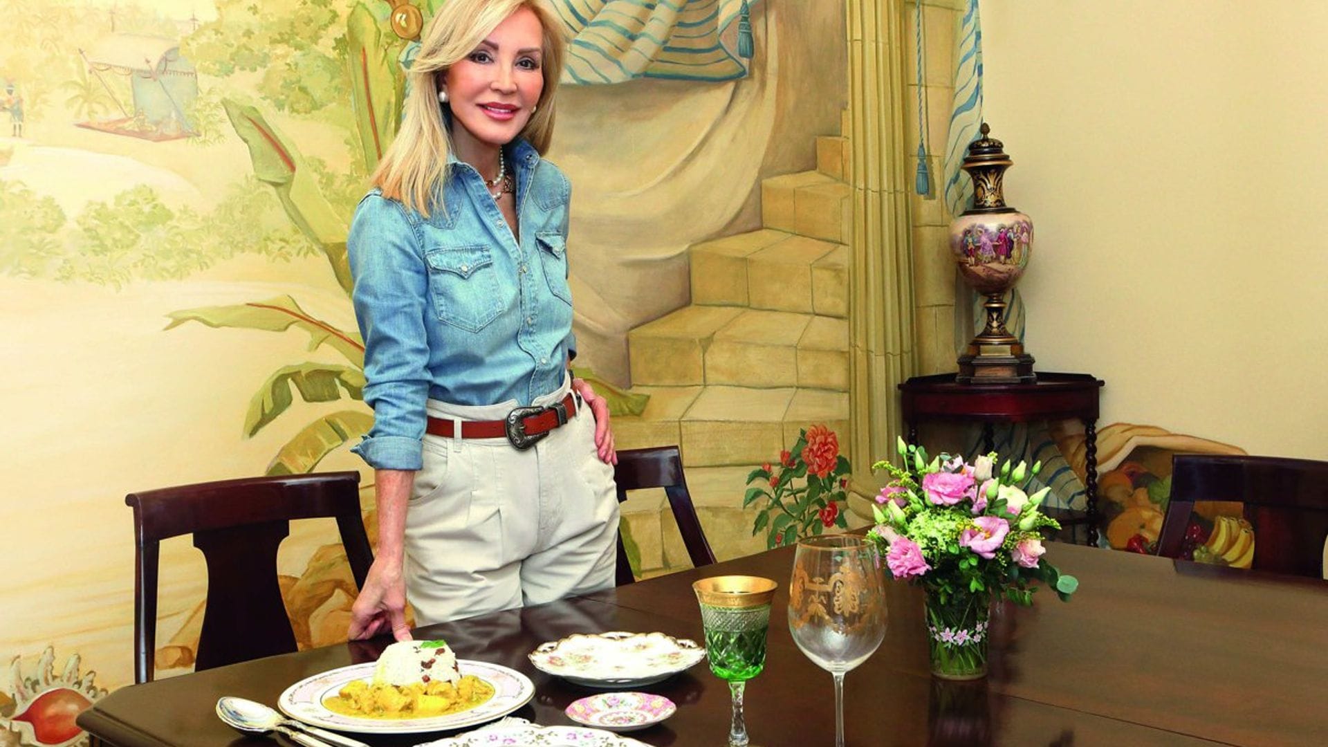 Carmen Lomana recibe a ¡HOLA! en su casa y nos desvela la receta que tanto le unía a su desaparecido marido