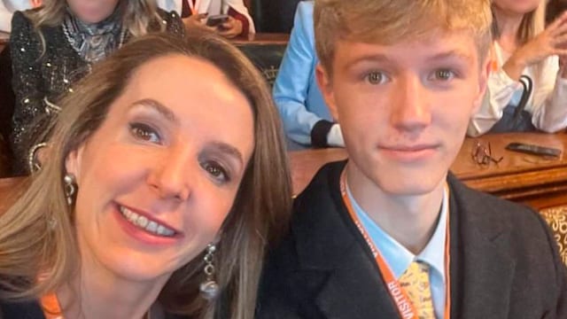 Plano medio de Tessy de Nasau con su hijo en un evento