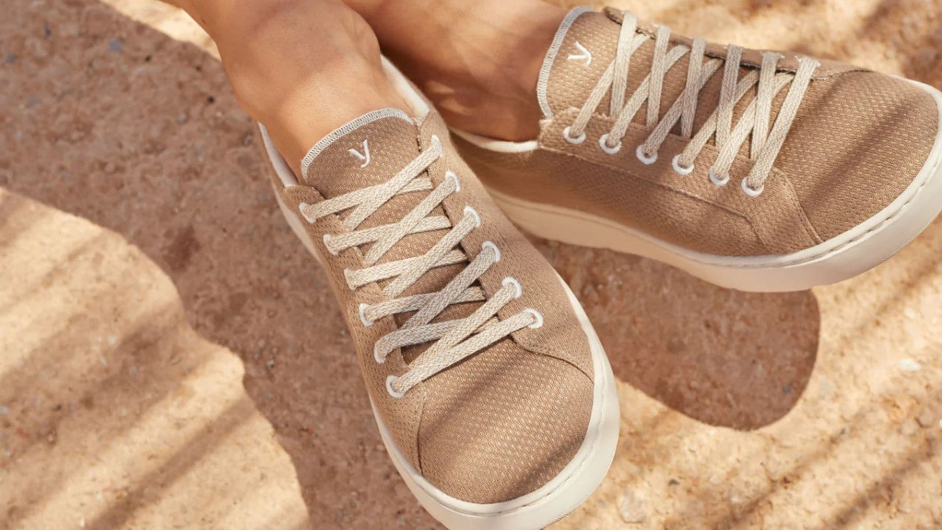 Cómodas, atemporales y 'made in Spain': las zapatillas más buscadas ya están de rebajas