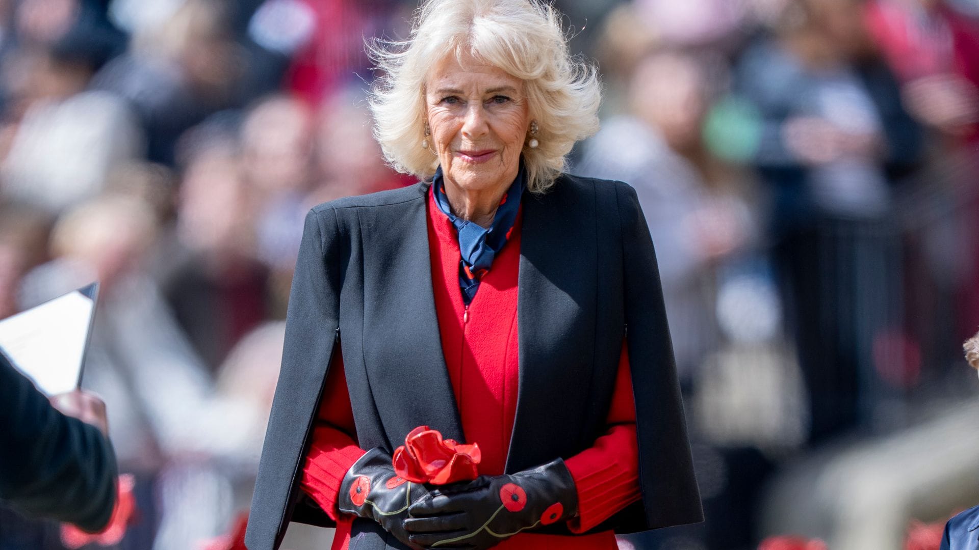 La reina Camilla lanza un emotivo mensaje con sus nuevos guantes de amapolas en Londres
