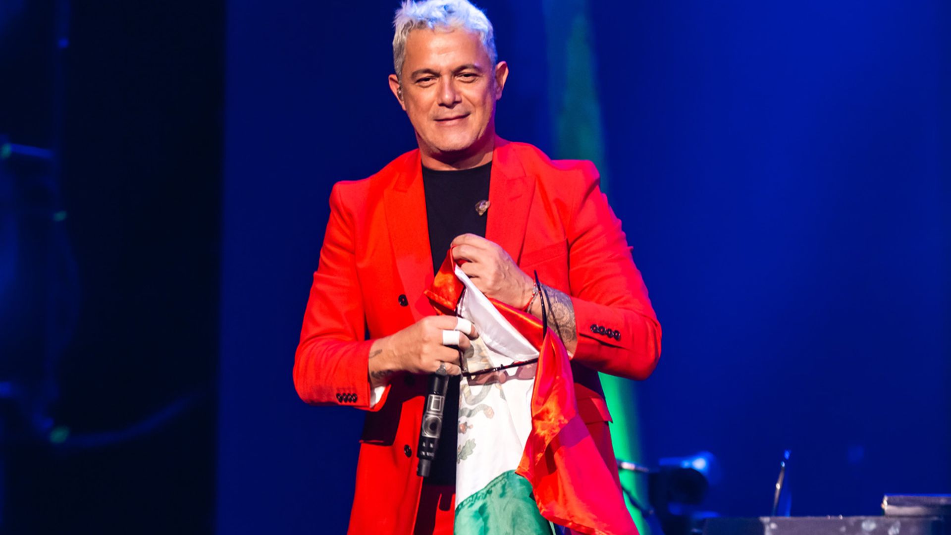 La divertida reacción de Alejandro Sanz tras derribar a su guitarrista en pleno concierto