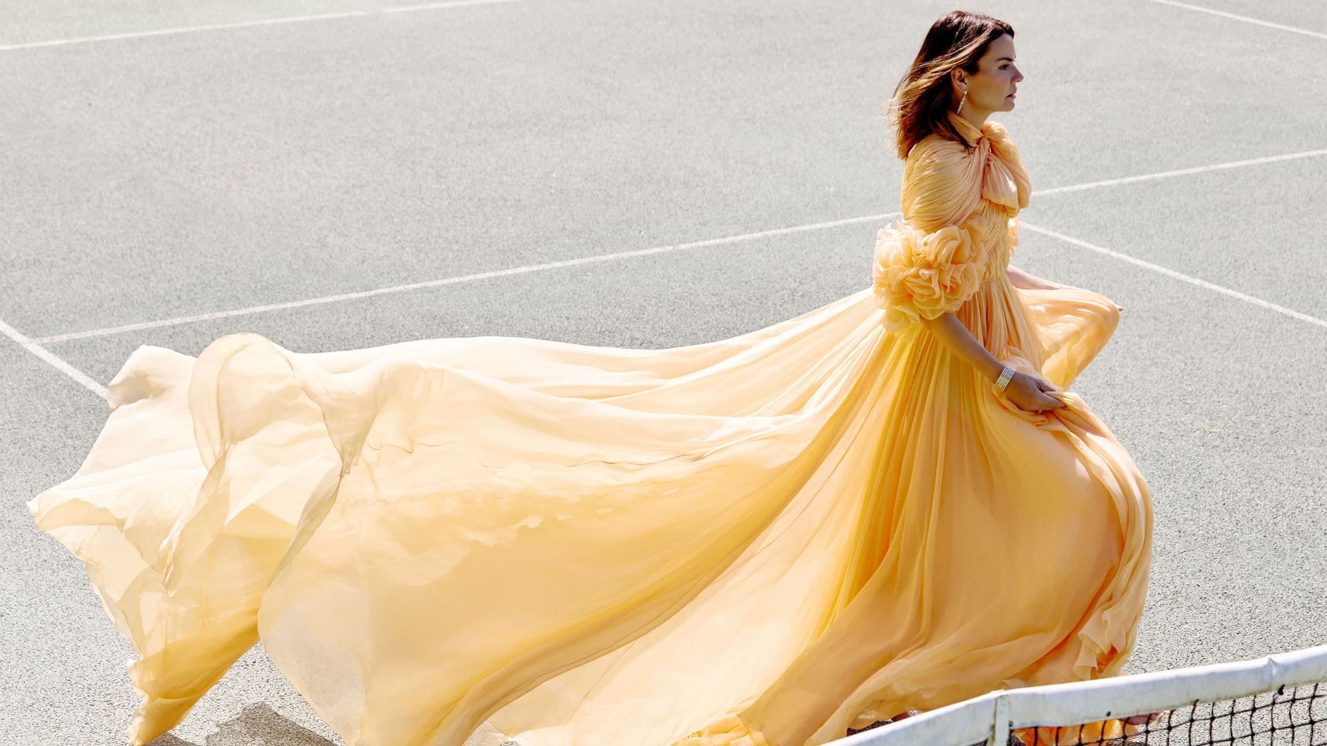 La ligereza y fluidez de  la gasa hacen de este vestido, color «durazno», con mangas abullonadas, un emblema de la femineidad y delicadeza de la «haute couture», de Giambattista Valli. Alejandra lo combina con joyas, de Suarez