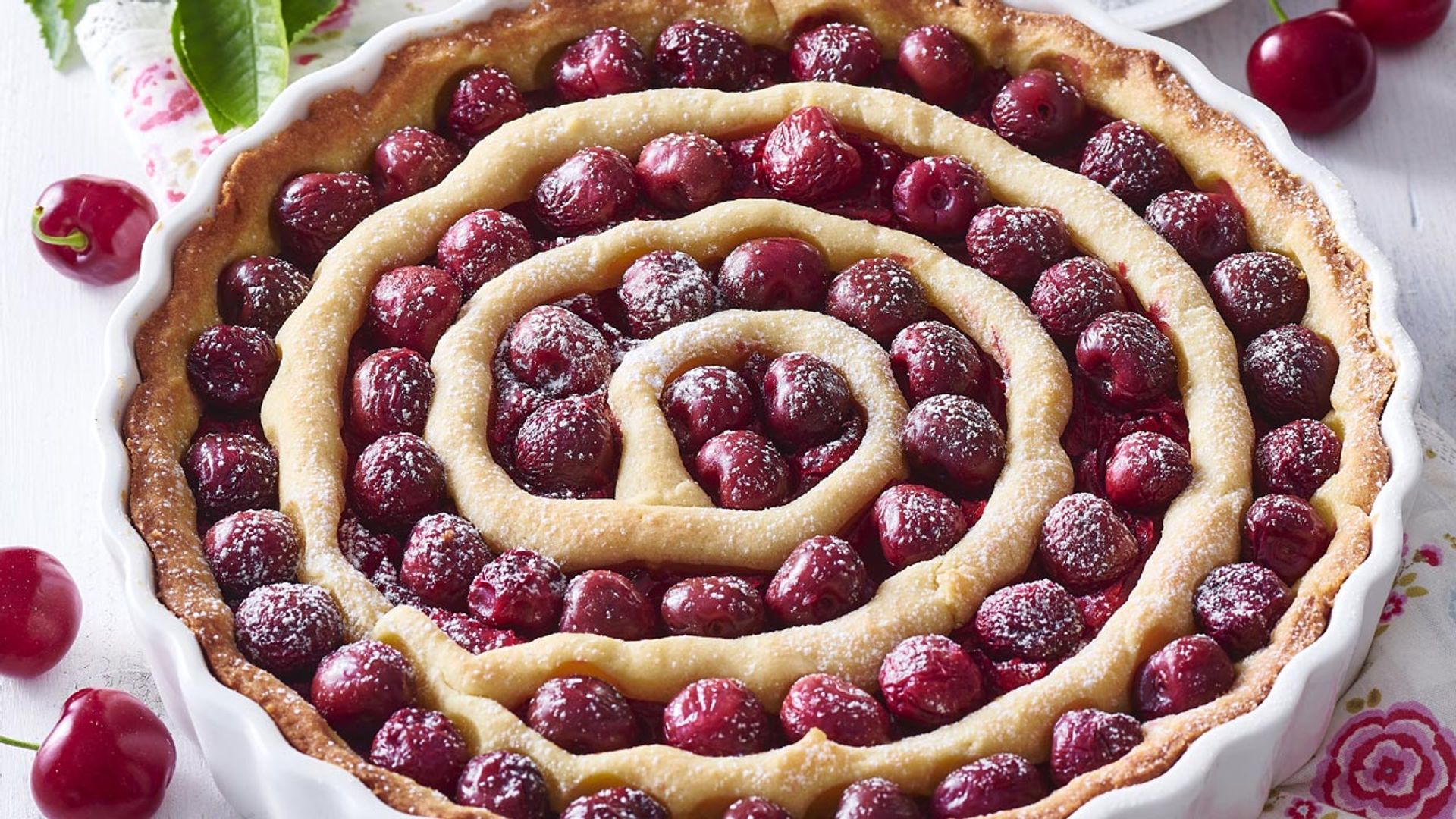 Espiral de crema y cerezas