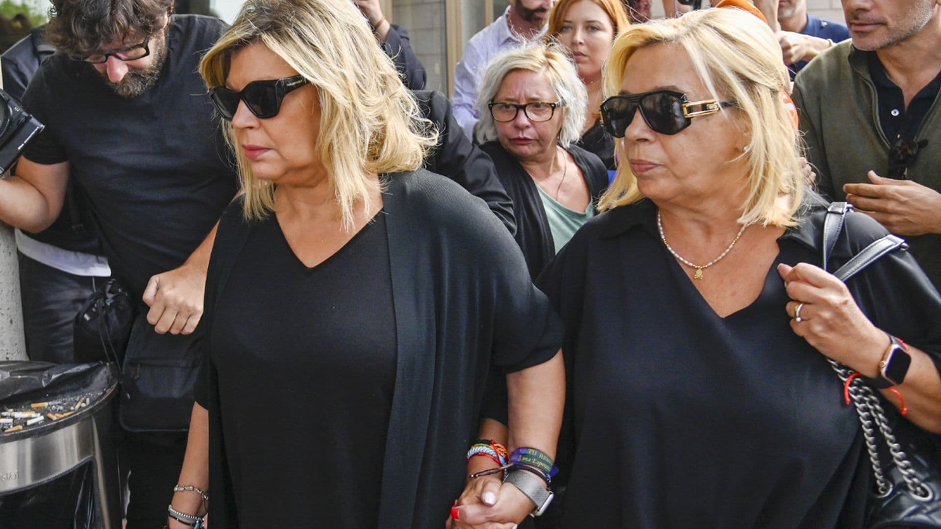 Terelu y Carmen Borrego, unidas por el dolor en la capilla ardiente de su madre María Teresa Campos