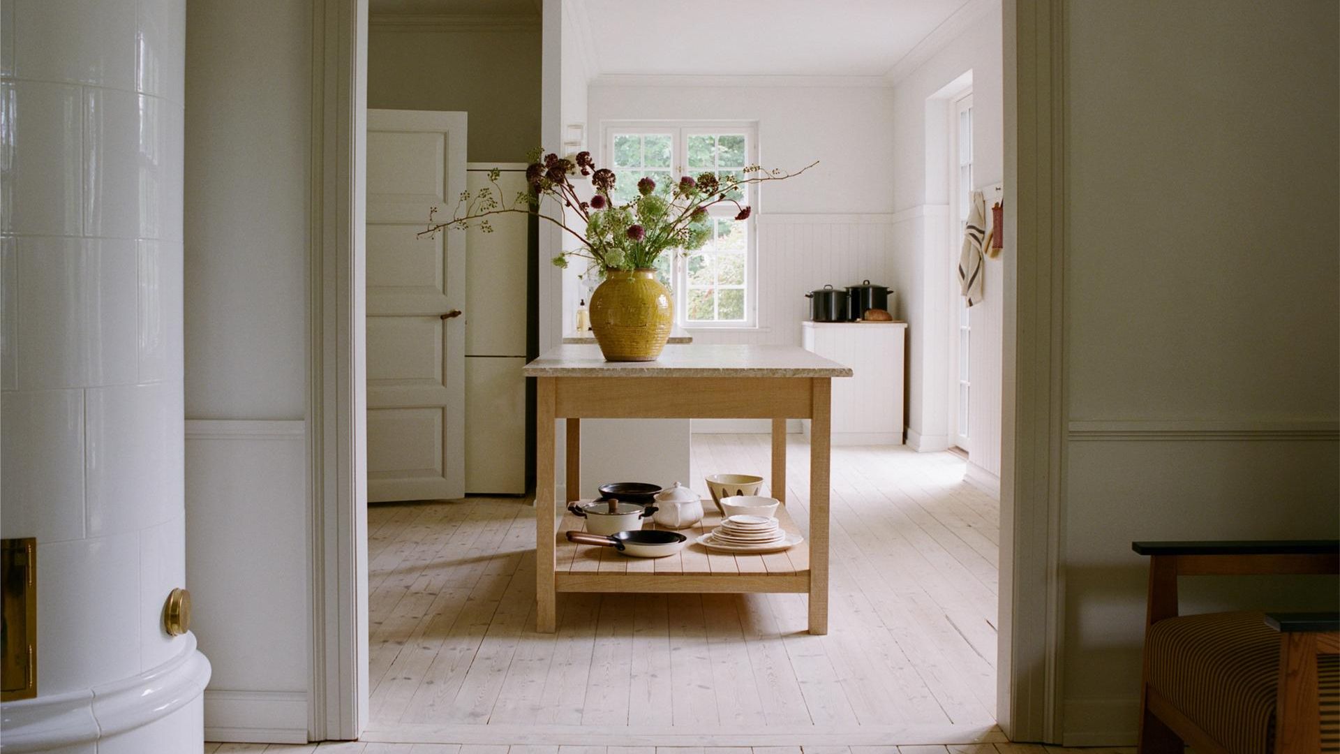 Interior sencillo con mesa de cocina